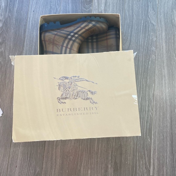 - Burberry Classic Check Rain Boots, size 7 - Picture 8 of 14
